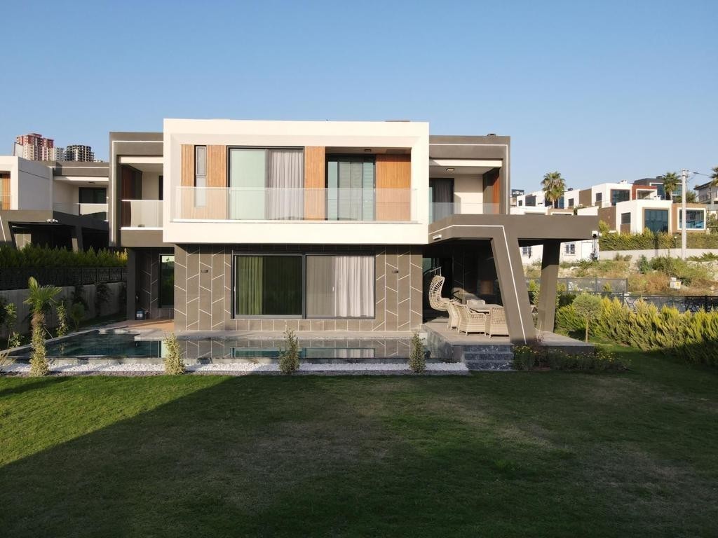 A HOUSE BEYOND YOUR EXPECTATIONS IN THE CENTER OF KUSADASI